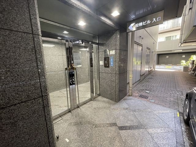 神田松楠ビルのエントランス