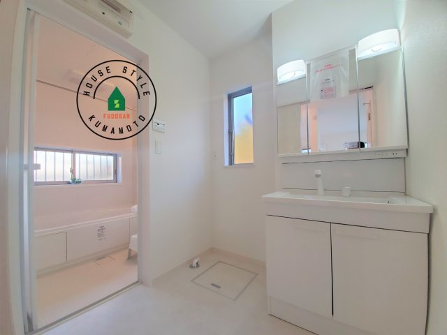 熊本市南区野田2丁目第1-2棟(A号棟)の内観：施工例|ゆとりの洗面スペースで朝の身支度もスムーズに。暮らしを快適に変えるシャワー付洗面台です！