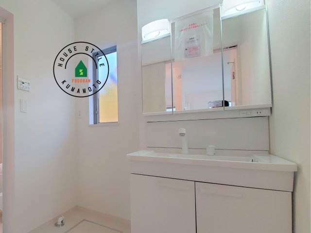 熊本市南区野田2丁目第1-2棟(A号棟)の内観：施工例|毎日使うものだから清潔な空間を保ちたい水回り。洗面にはそんな願いを解消させてくれる収納アイデアが満載です。三面鏡の裏側にはキャビネットが現れ小物から背の高い物まで収納できます。