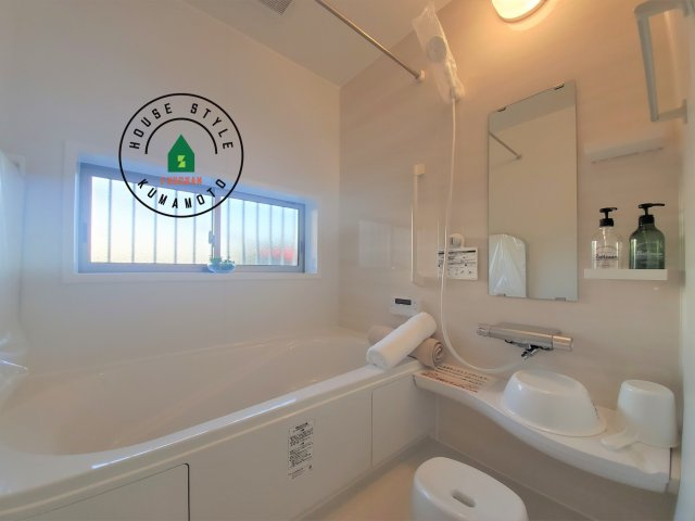 熊本市南区野田2丁目第1-2棟(A号棟)の内観：施工例|1日の疲れを癒してくれる広々バスルーム。雨の日のお洗濯にも大活躍な浴室乾燥機付です！