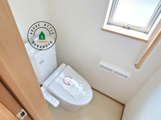 熊本市南区野田2丁目第1-2棟(A号棟)の内観：施工例|温水洗浄便座を完備しております。2ヶ所にトイレがあるのは朝の慌ただしい時間も安心です。