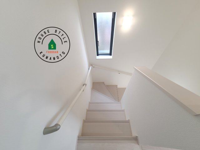 熊本市南区野田2丁目第1-2棟(A号棟)の内観：施工例|＜手すり付階段＞手すりがないと階段の昇り降りで危険なことはもちろん、壁に手をつきながら歩くことで壁紙が汚れやすくなります。すべての方に快適に昇り降りしていただくため、手すりを設置しました。