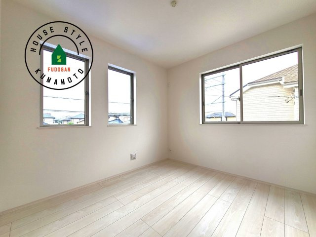 熊本市南区野田2丁目第1-2棟(A号棟)の内観：施工例|柔らかい陽光が差し込む明るいお部屋を演出する設計。彩光の取れる窓が気持ちの良いお部屋を創り上げます。