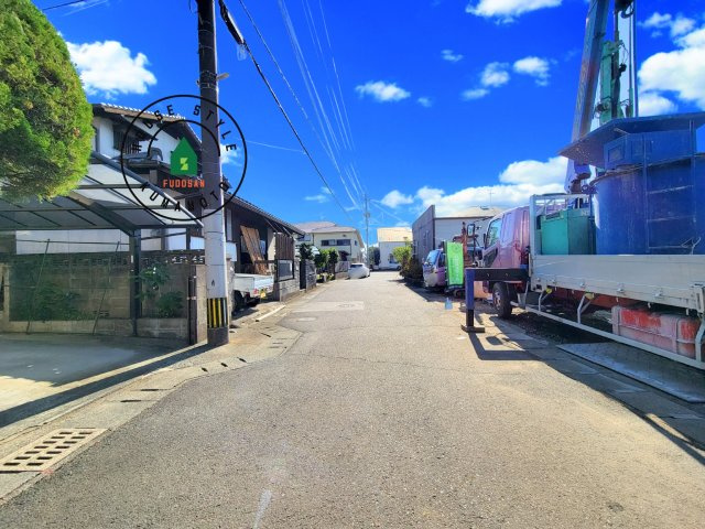 熊本市南区野田2丁目第1-2棟(A号棟)の前面道路含む現地写真|前面道路は閑静な住宅地をはしる車通りの少ない道路。お車の出し入れが苦手なママや小さなお子様にも安心ですね。しっかり舗装もされているので、ベビーカーや自転車で通っても快適に通行できます。