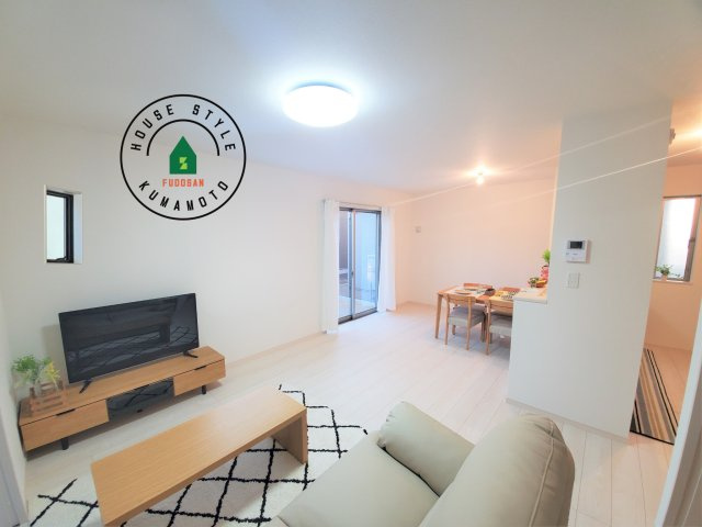 熊本市南区野田2丁目第1-2棟(A号棟)の内観：施工例|キッチンからリビングをしっかり確認できます。家族の笑顔があふれる空間になりそうですね。同社