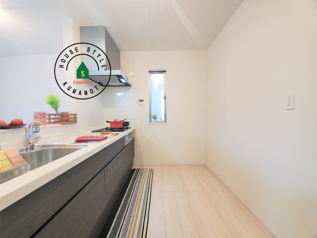 熊本市南区野田2丁目第1-2棟(A号棟)の内観：施工例|ご家族を近くに感じられる対面キッチンのLDK。会話もはずみそうですね。