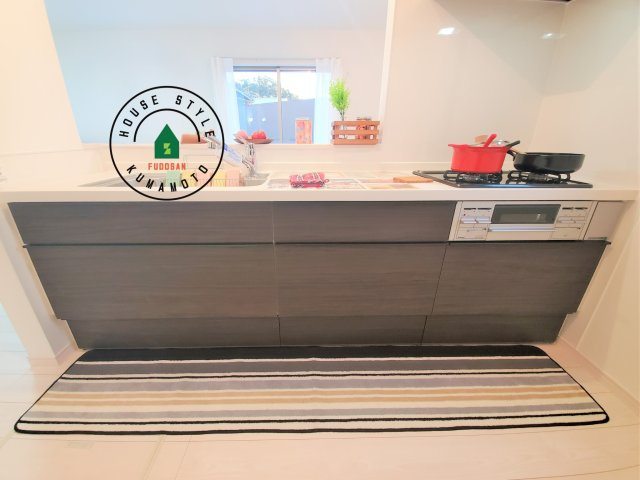 熊本市南区野田2丁目第1-2棟(A号棟)の内観：施工例|ダイニングテーブルへの配膳がラクラク、お料理はかどるカウンター付きシステムキッチン！