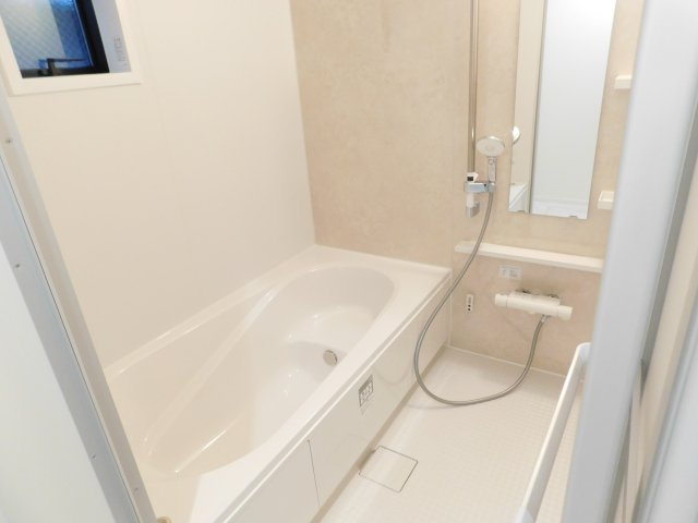 名古屋市西区大野木３丁目の新築一戸建の浴室|◇浴室◇　　システムバス（ＬＩＸＩＬ）・浴室暖房乾燥機・保温浴槽・エコベンチ浴槽・追い焚き機能・スライドバーシャワー・キレイサーモフロア・オートバス・バリアフリーバス・浴室窓あり