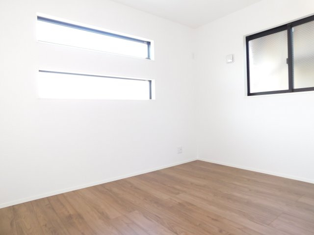 名古屋市西区大野木３丁目の新築一戸建の洋室|◇洋室◇　　明るい洋室６．４帖　全居室収納完備♪