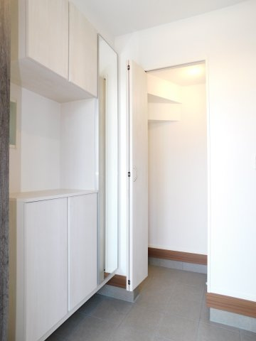 名古屋市西区大野木３丁目の新築一戸建の玄関|◇玄関収納◇　　玄関がスッキリと片付くミラー付き収納！　玄関にはベビーカーやアウトドア用品が置けるシューズインクローク完備！