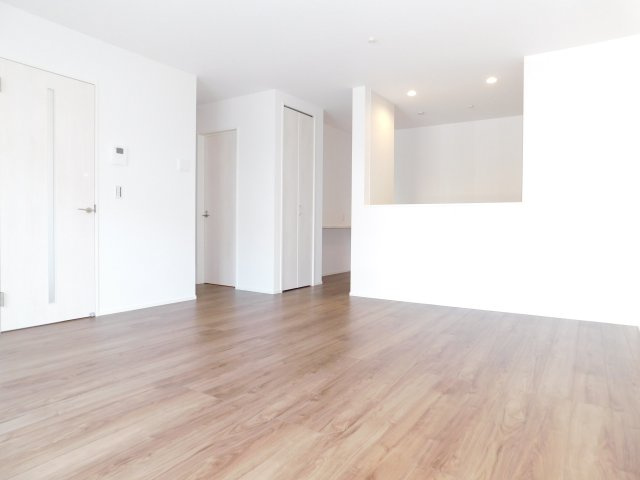 名古屋市西区大野木３丁目の新築一戸建の居間・リビング|◇リビング◇　　広くて明るいリビング１８．１帖　あったかぽかぽか床暖房完備♪　キッチン横に収納＆カウンター付き！