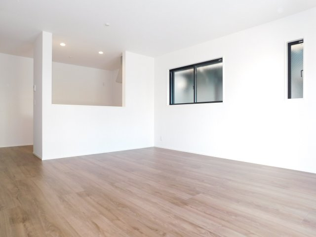 名古屋市西区大野木３丁目の新築一戸建の居間・リビング|◇リビング◇　　広くて明るいリビング１８．１帖　リビングが見渡せる対面キッチン♪　床暖房完備♪