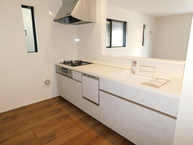 名古屋市西区大野木３丁目の新築一戸建のキッチン|◇キッチン◇　　対面式キッチン・人造大理石カウンター・お手入れらくらくシンク・浄水器一体型水栓・Sｉセンサーコンロ（３口）・食器洗浄乾燥機・ソフトモーションレール・床下収納庫