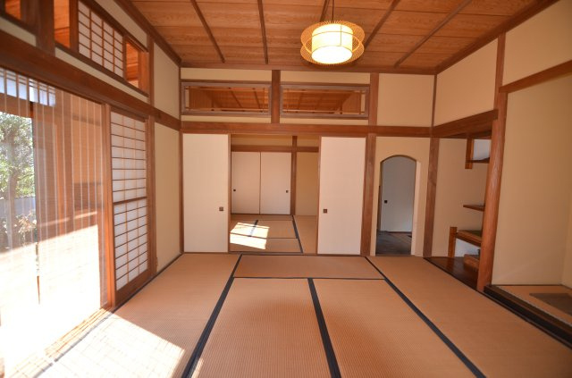 昭和レトロ　和風庭園・大邸宅　茶室・水屋のある座敷の和室|明るい室内