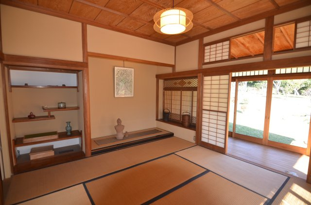 昭和レトロ　和風庭園・大邸宅　茶室・水屋のある座敷の和室|床の間のある和室