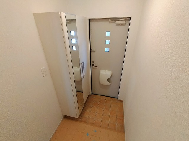 神戸市長田区平和台町２丁目のアパートの玄関