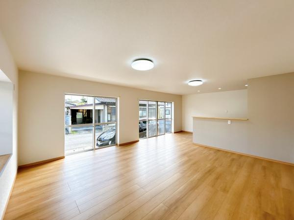 【居間・リビング】 | 仲介手数料無料！有帆小学校に通えるリフォーム済み中古住宅　山陽小野田市大字有帆　南平台 | ゆったりとしたリビングは家族の団らんがはずみますね♪