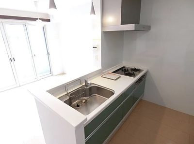 【キッチン】 | ガーデンハウスＡ | グリル付き３口コンロ。