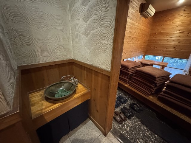 -三丁目不動産-　深谷市石塚　元飲食店の独立洗面台|独立洗面台、小物を置くことができて便利です