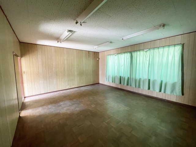 桜川市富士見台4丁目売事務所の内装|明るい色調の室内です