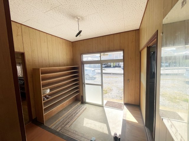 桜川市富士見台4丁目売事務所の玄関|明るい玄関です