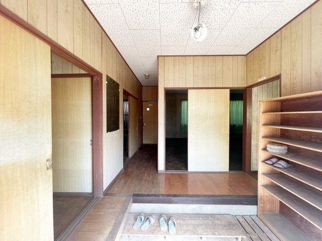 桜川市富士見台4丁目売事務所の玄関|明るい玄関です