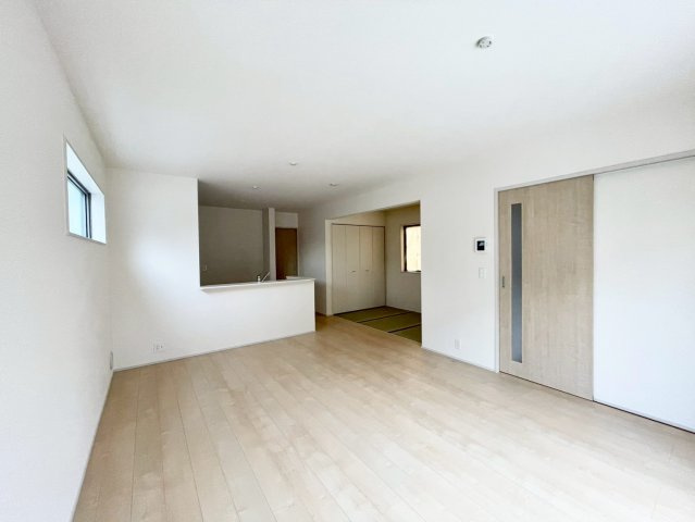 長野上松第５の居間・リビング|大きな窓で日当たり良好♪広いリビングはご家族でゆっくりくつろぎたい方にオススメです！　１号棟　※ CGで家具を配置しています