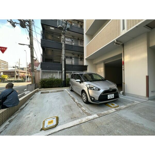 レジュールアッシュジューソーの駐車場
