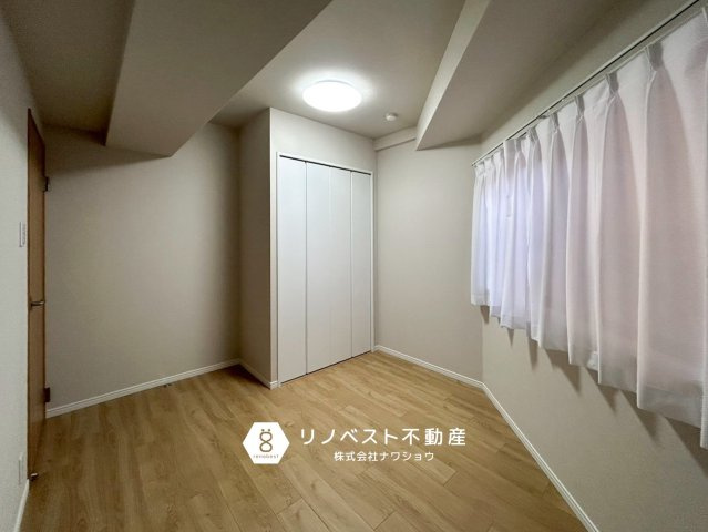 ふぁみーゆ勝山の洋室|収納がたっぷり付いた約6.3帖の洋室です◎