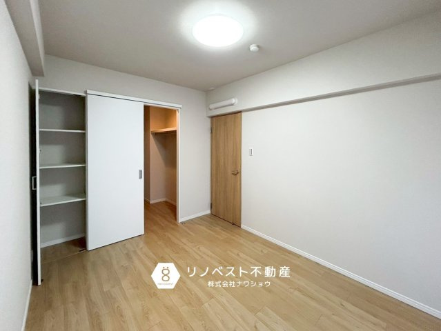 ふぁみーゆ勝山の洋室|約5.4帖の洋室はバルコニーにも出られるため、お洗濯物を直接取り込めます◎
収納力の高いクローゼット付き◎