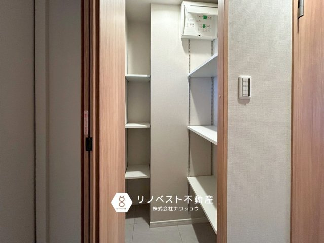 ふぁみーゆ勝山の収納|キッチンにはパントリーがついております♪ストック品を収納でき、お買物回数を減らせますね♪