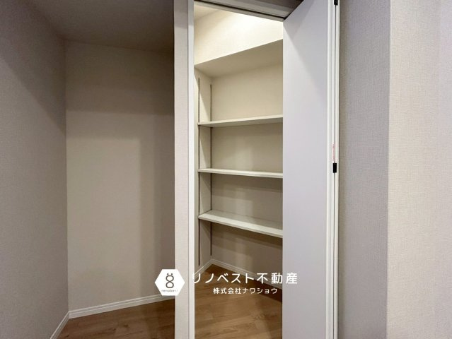 ふぁみーゆ勝山の収納|リビング収納です。お掃除道具や日用品のストックを収納するのにピッタリです◎