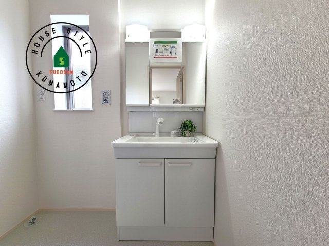 熊本市中央区本山3丁目第1-4棟(C号棟)の内観：施工例|毎日使うものだから清潔な空間を保ちたい水回り。洗面にはそんな願いを解消させてくれる収納アイデアが満載です。三面鏡の裏側にはキャビネットが現れ小物から背の高い物まで収納できます。