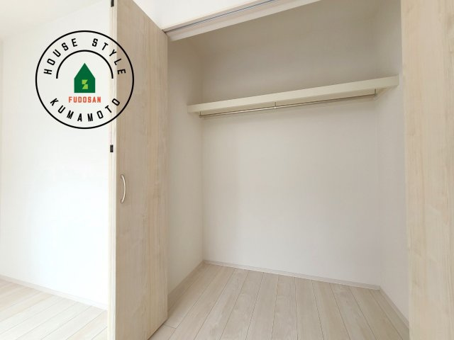 熊本市中央区本山3丁目第1-4棟(C号棟)の内観：施工例|洋服や大きな荷物が多い方や人数の多いご家族などは、一般的なクローゼットよりもウォークインクローゼットのほうが使い勝手が良いです。