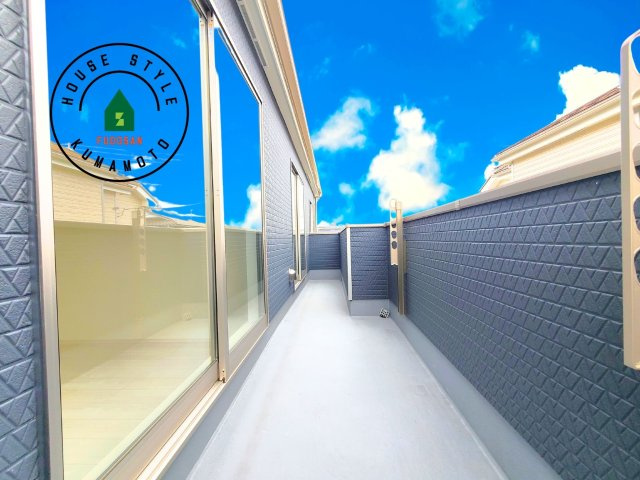 熊本市中央区本山3丁目第1-4棟(C号棟)の外観：施工例|風をしっかりと感じられるバルコニーでは、毎日が洗濯日和です。広々としているので洗濯も楽しくなるでしょうし、気分転換にバルコニーからの眺めを楽しむのもいいでしょう。