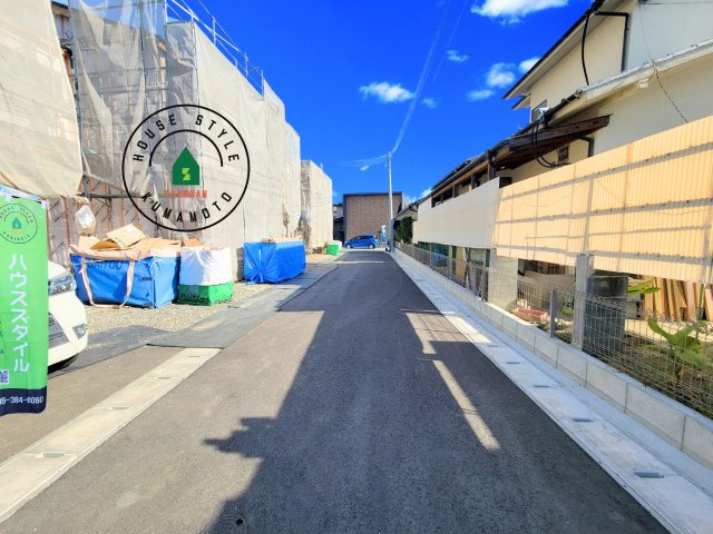 熊本市中央区本山3丁目第1-4棟(C号棟)の前面道路含む現地写真|前面道路は閑静な住宅地をはしる車通りの少ない道路。お車の出し入れが苦手なママや小さなお子様にも安心ですね。しっかり舗装もされているので、ベビーカーや自転車で通っても快適に通行できます。