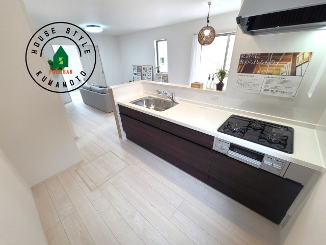 熊本市中央区本山3丁目第1-4棟(C号棟)の内観：施工例|ダイニングテーブルへの配膳がラクラク、お料理はかどるカウンター付きシステムキッチン！