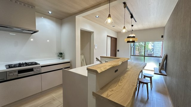 大津市梅林１丁目　天然木フルリノベーションのキッチン