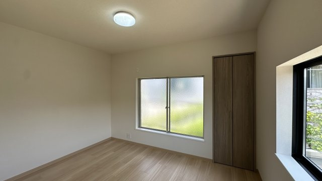 大津市梅林１丁目　天然木フルリノベーションの洋室