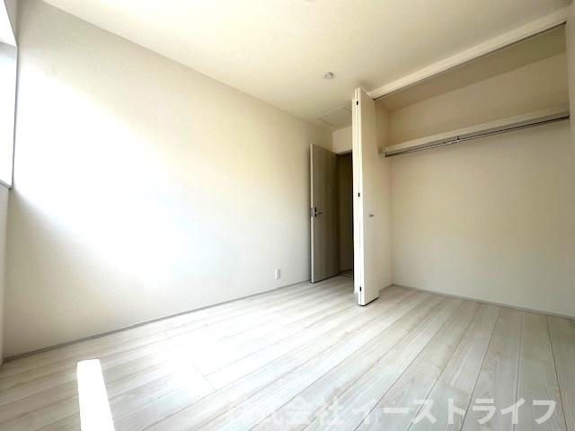 【新築戸建】　いわき市平下神谷第7　全4棟　【長期優良住宅】の子供部屋|2号棟写真　同社施工イメージ　窓から日が差し込む明るい洋室。シンプルな造りなので配置するインテリア次第でお好きなお部屋の雰囲気に変えられます。