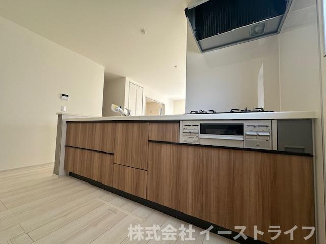 【新築戸建】　いわき市平下神谷第7　全4棟　【長期優良住宅】のキッチン|2号棟写真　対面キッチンを選ぶ方の多くが、家族とのコミュニケーションを重視して選ばれます。特に小さなお子さんを持つご家庭では、調理中もお子さんの様子をみられるということは大きな安心に繋がります！