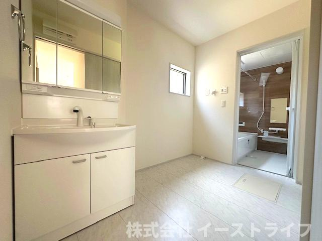 【新築戸建】　いわき市平下神谷第7　全4棟　【長期優良住宅】の独立洗面台|2号棟写真。収納スペースが豊富で、鏡の周りには棚もあるため、洗顔用品や歯ブラシ、うがい用のコップ、整髪料、スキンケア用品、化粧品などを置いて整理することができます。