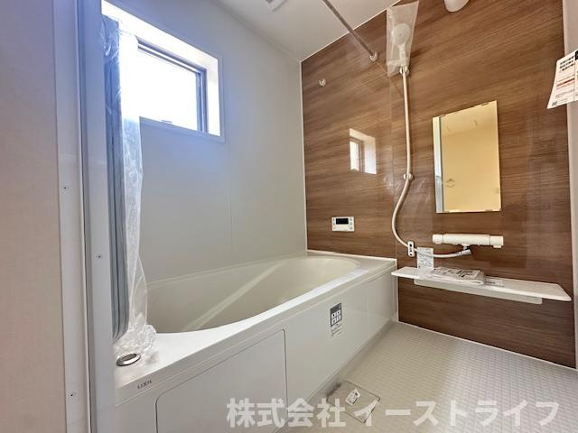 【新築戸建】　いわき市平下神谷第7　全4棟　【長期優良住宅】の浴室|2号棟写真　１坪サイズのバスルーム。浴室換気乾燥機を標準装備。乾きやすい床やお手入れのしやすい排水口など、いつも清潔にご使用いただけます。
