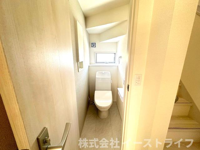 【新築戸建】　いわき市平下神谷第7　全4棟　【長期優良住宅】のトイレ|2号棟写真　白を基調とした、シンプルながらも落ち着くデザインです。洗浄機付き温水便座で機能性もばっちりです！