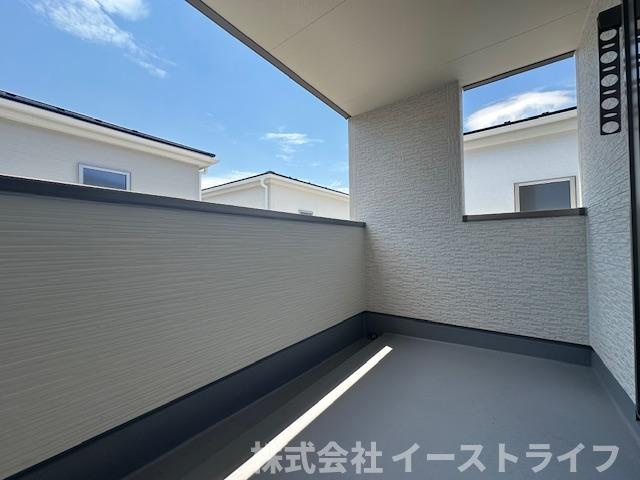 【新築戸建】　いわき市平下神谷第7　全4棟　【長期優良住宅】のバルコニー|2号棟写真　屋根があるので、雨で洗濯物を干せない…ということもありません。天気が良い日だと紫外線が気になるという方も、直射日光を避けることができます。天気に左右されずに済むのが人気です