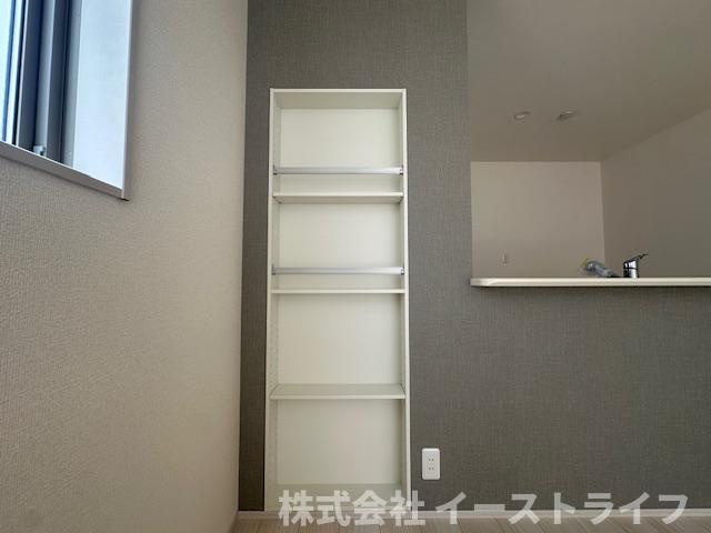 【新築戸建】　いわき市平下神谷第7　全4棟　【長期優良住宅】の収納|2号棟写真　リビングのキッチン壁面に収納スペースがあります。雑誌の収納や趣味のものを並べたり使い方は様々です♪