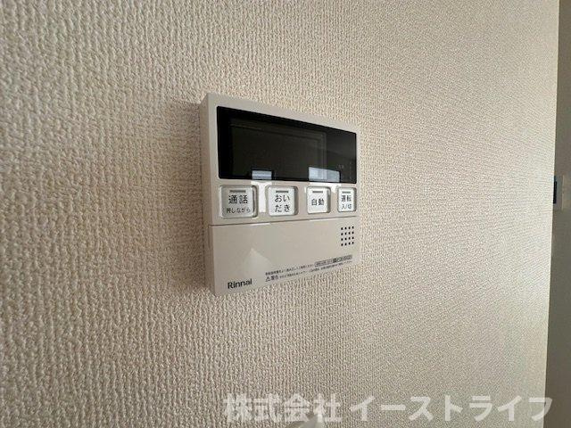 【新築戸建】　いわき市平下神谷第7　全4棟　【長期優良住宅】の発電・温水設備|2号棟写真　リビング内給湯器リモコンです。