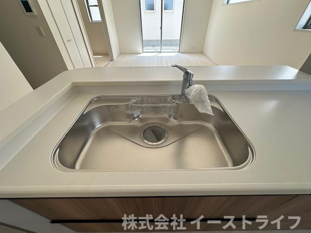 【新築戸建】　いわき市平下神谷第7　全4棟　【長期優良住宅】のキッチン|2号棟写真　浄水器一体型水栓です。蛇口をひねればいつでもおいしい水が飲めるのが嬉しいです(^^)/水はねの音や食器が当たる音を大幅に軽減する静音仕様のジャンボシンクです。