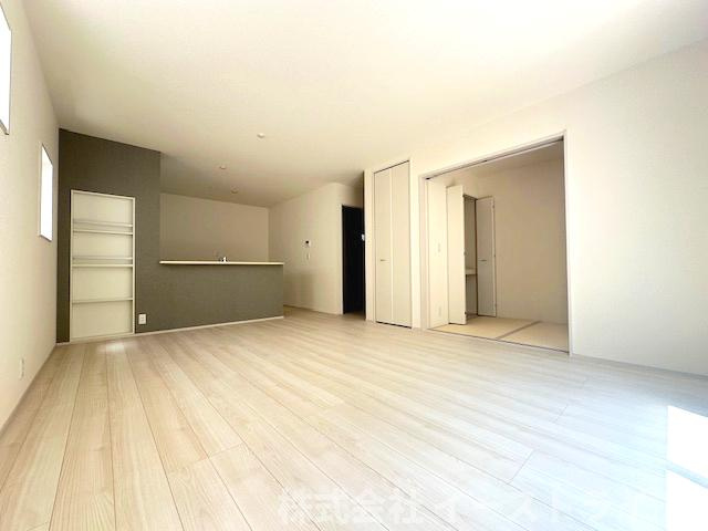 【新築戸建】　いわき市平下神谷第7　全4棟　【長期優良住宅】の居間・リビング|2号棟写真　一日の中で多くの時間を過すことになるリビングダイニングだからこそ、いつも穏やかな空間であることが必然。爽やかな通風と採光を存分に感じる事が出来る空間です。