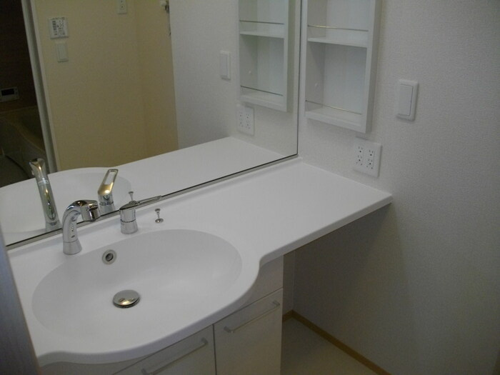 フォレスタ中央の独立洗面台|ﾜｲﾄﾞﾐﾗｰ付洗髪洗面化粧台